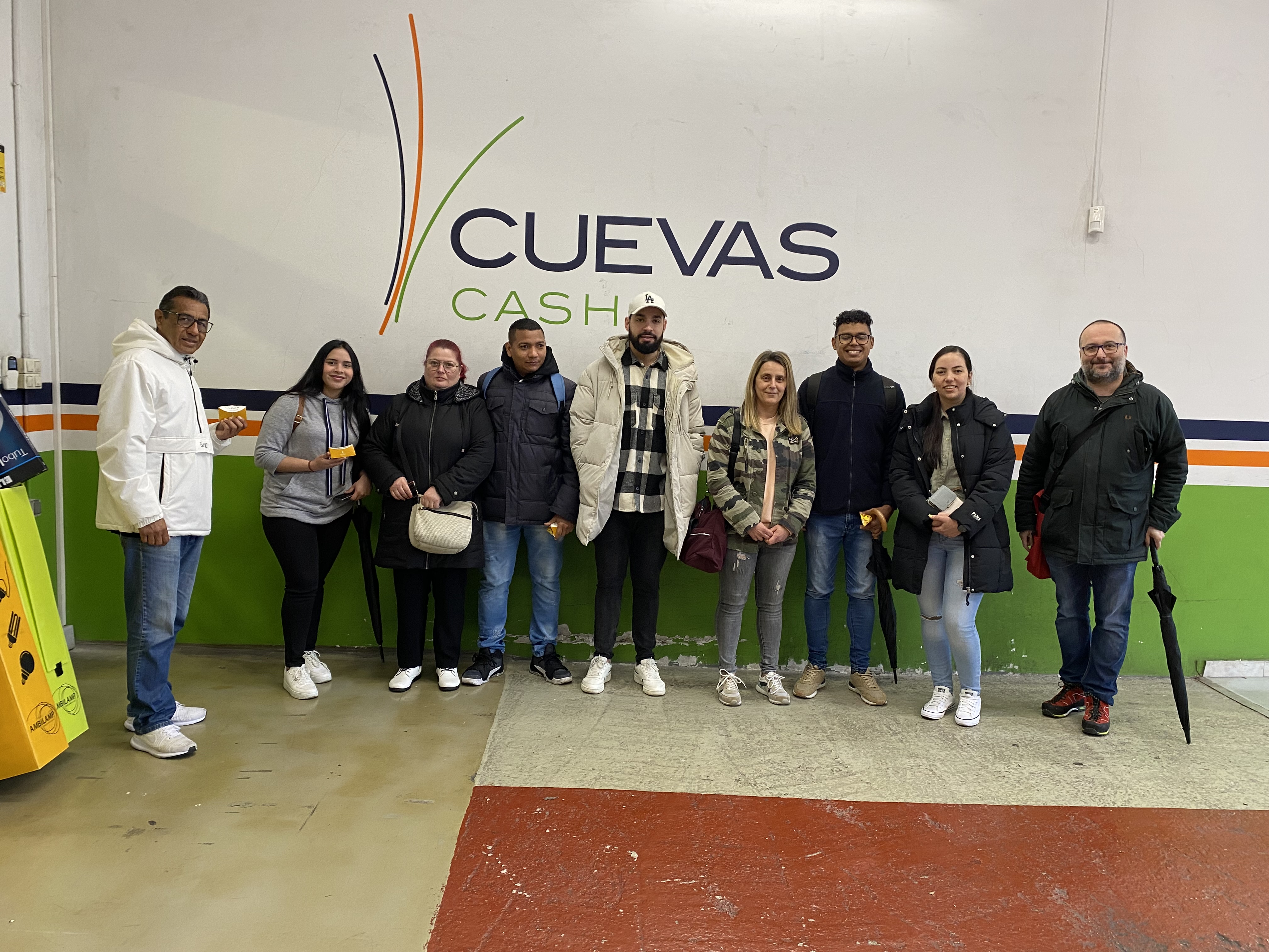CUEVAS CASH OTERO PEDRAYO RECIBE A FUTUROS TRABALLADORES DE COCIÑA 