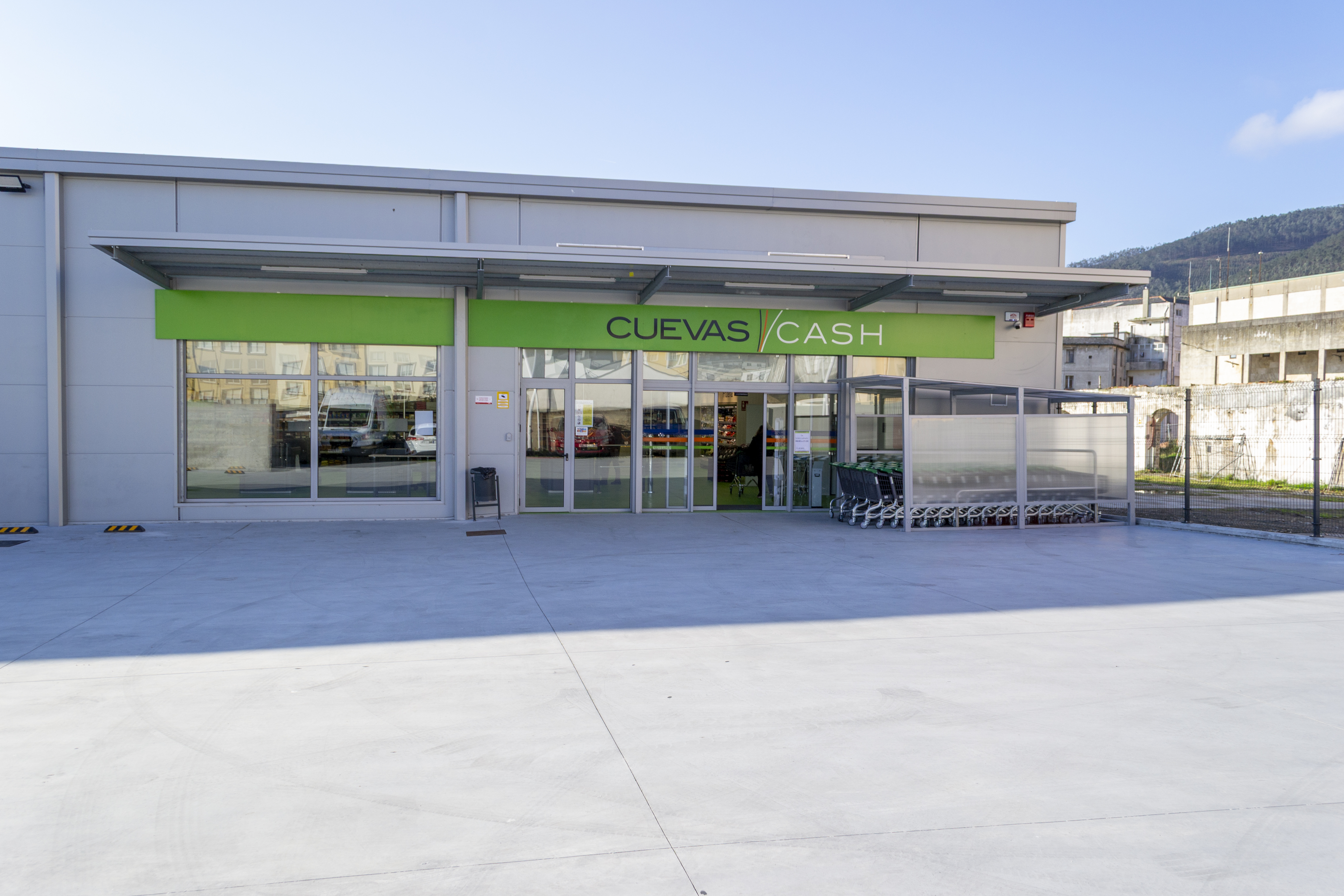 CUEVAS CASH DEBUTA EN A MARIÑA LUCENSE CON SU PRIMER GRAN CENTRO DE ALIMENTACIÓN