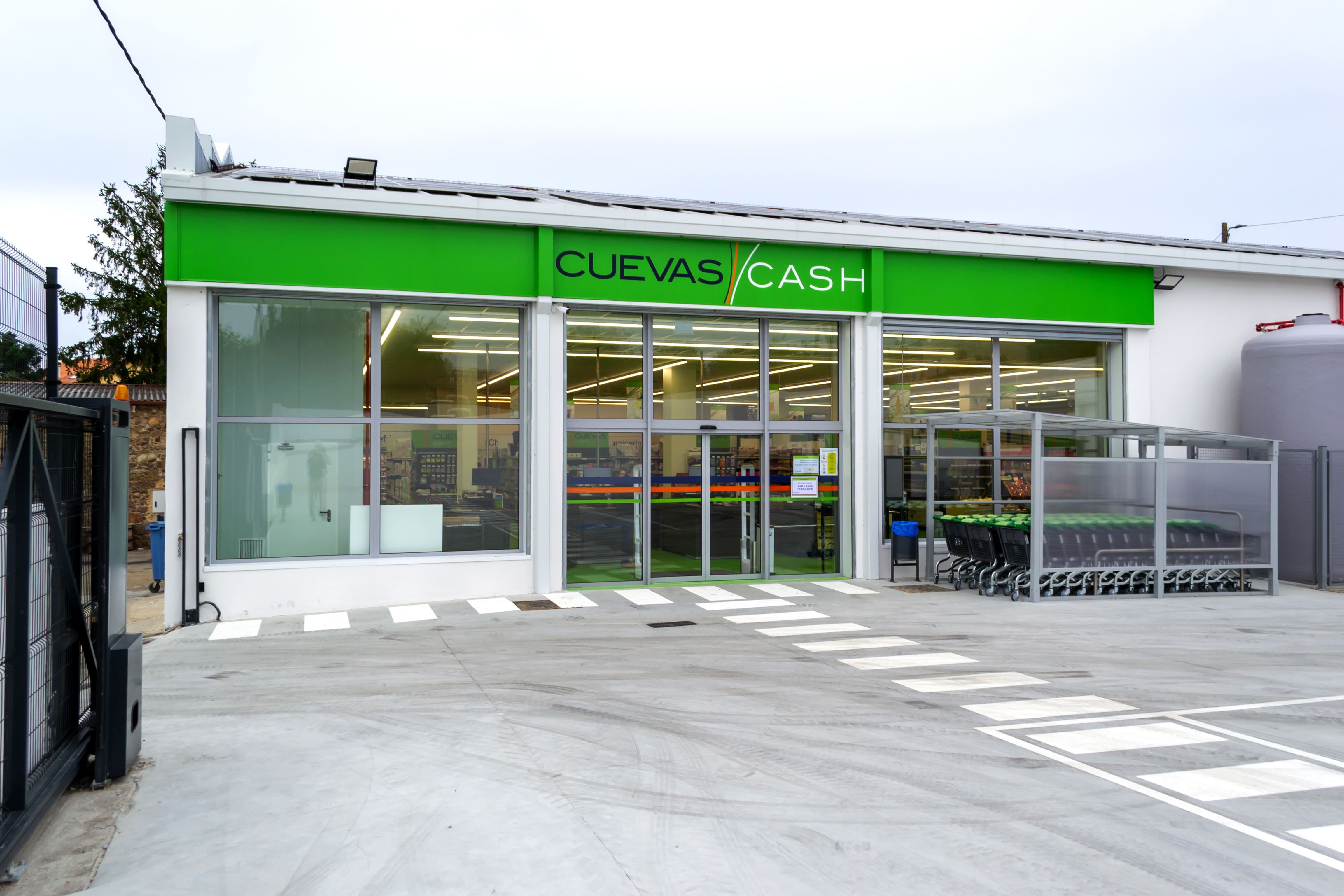CUEVAS CASH ABRE NA POBRA DO CARAMIÑAL O SEU MODELO DE GRAN CENTRO DE ALIMENTACIÓN