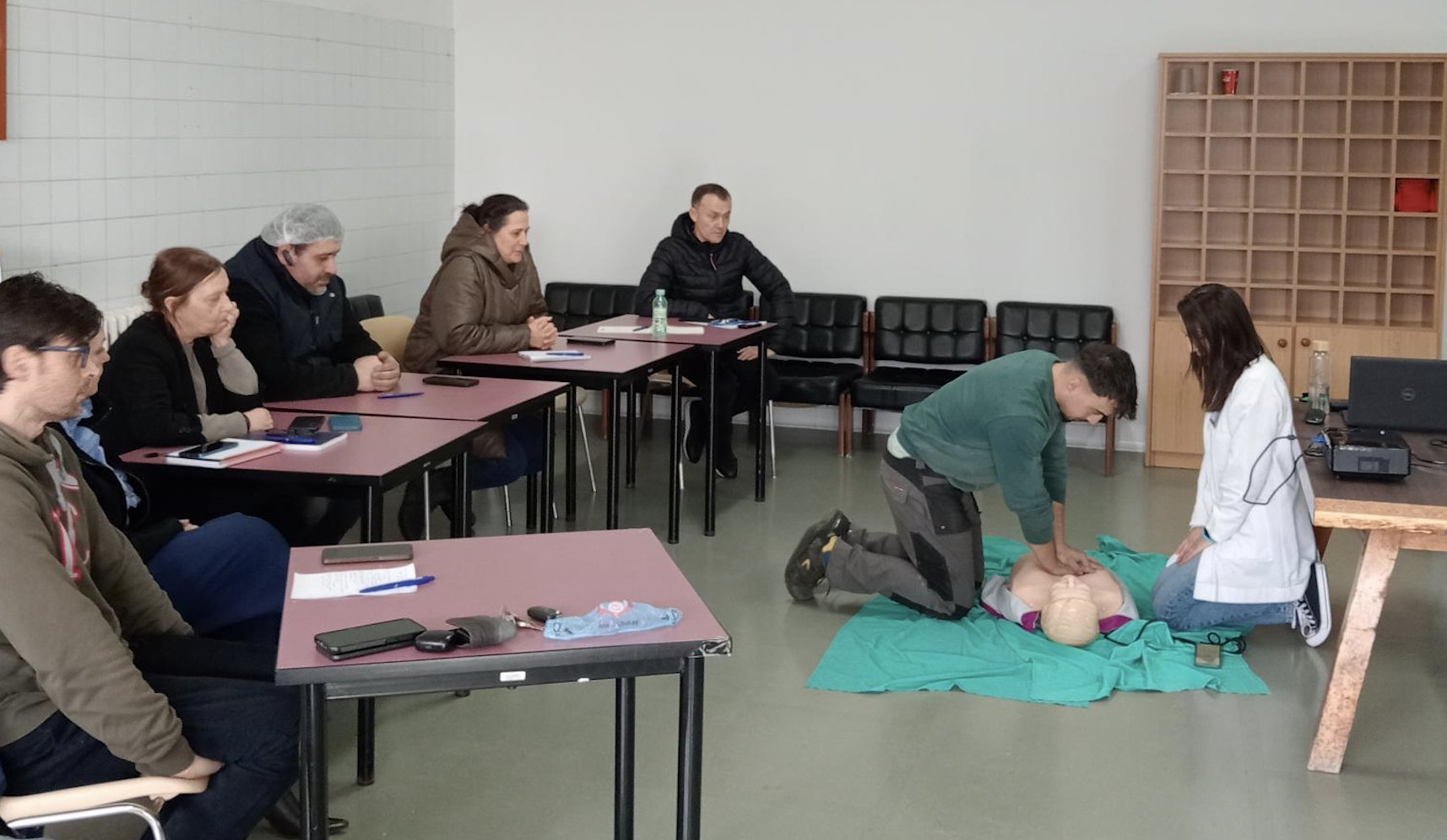 CUEVAS Y CÍA REFUERZA LA PREPARACIÓN DE SU EQUIPO EN PRIMEROS AUXILIOS  